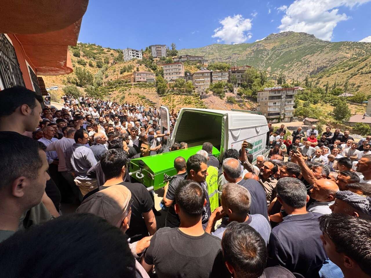 Uzman çavuşun katlettiği aile yan yana toprağa verildi 14